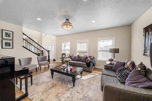 8047 Maureen Dr, Cranberry Twp, PA 16066