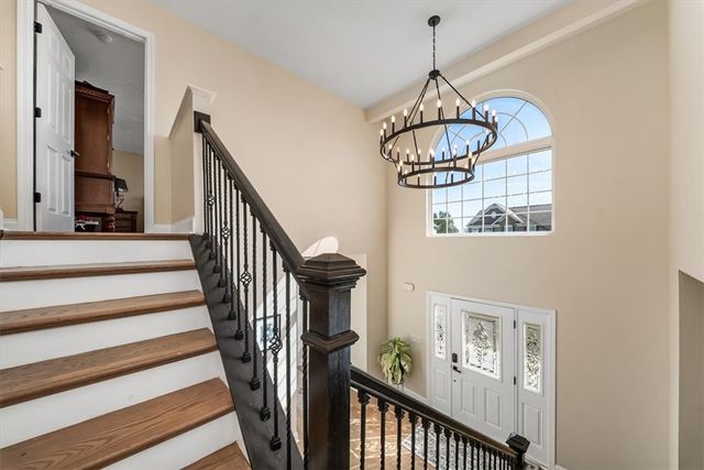 8047 Maureen Dr, Cranberry Twp, PA 16066