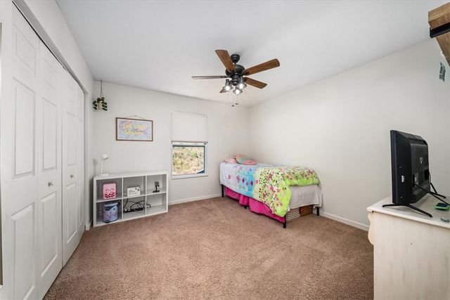 8047 Maureen Dr, Cranberry Twp, PA 16066