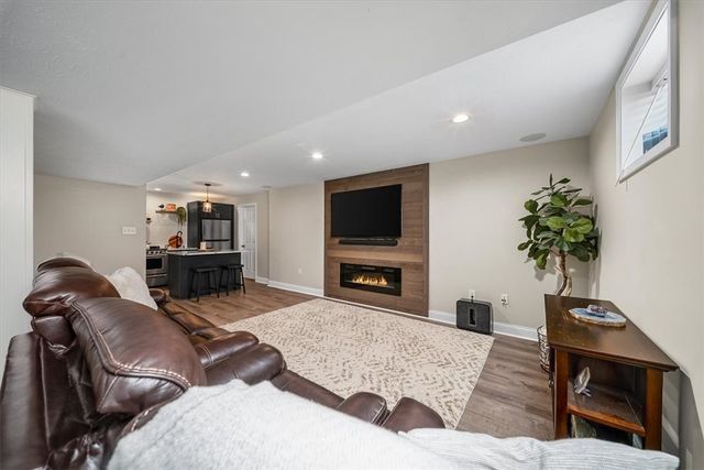 8047 Maureen Dr, Cranberry Twp, PA 16066