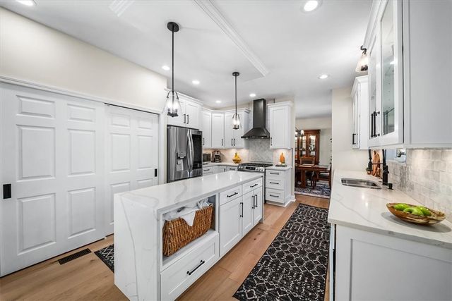 8047 Maureen Dr, Cranberry Twp, PA 16066