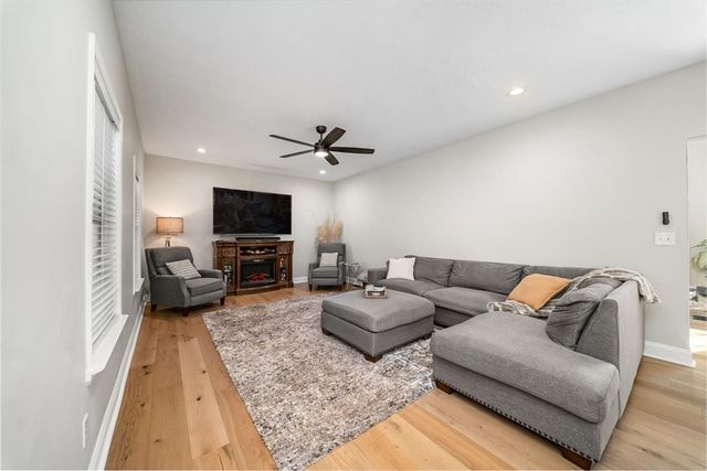 8047 Maureen Dr, Cranberry Twp, PA 16066