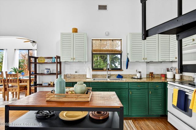 51 Vip Island B, Grant, FL 32949