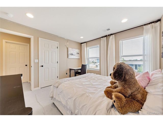 277 S Scottsburg Ct, Aurora, CO 80018