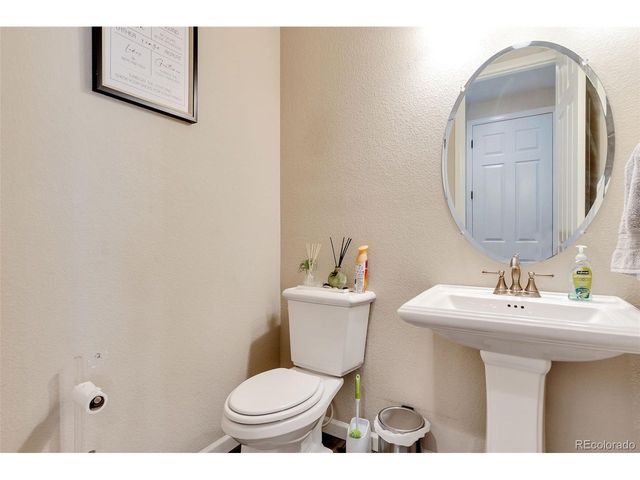 277 S Scottsburg Ct, Aurora, CO 80018