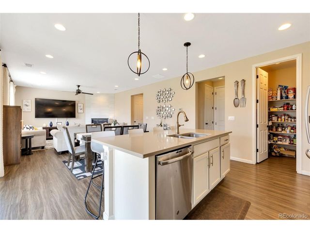 277 S Scottsburg Ct, Aurora, CO 80018