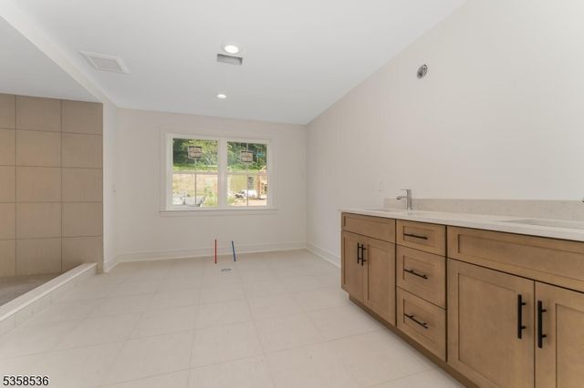 4 Spring Ct, Lopatcong Twp., NJ 08865