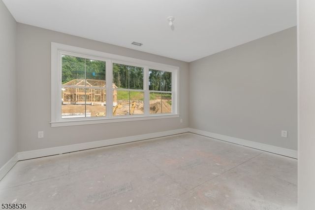 4 Spring Ct, Lopatcong Twp., NJ 08865