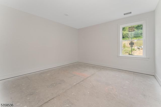 4 Spring Ct, Lopatcong Twp., NJ 08865