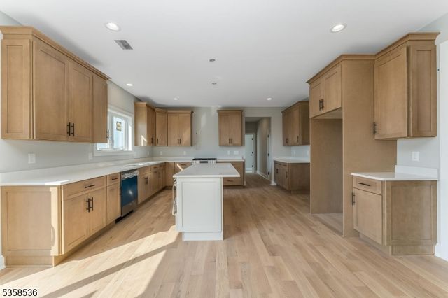 4 Spring Ct, Lopatcong Twp., NJ 08865