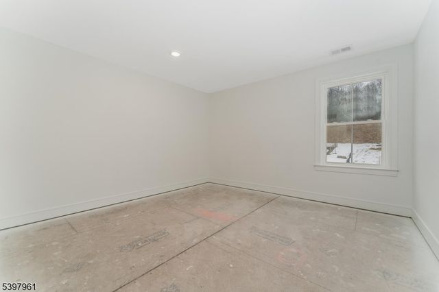 4 Spring Ct, Lopatcong Twp., NJ 08865