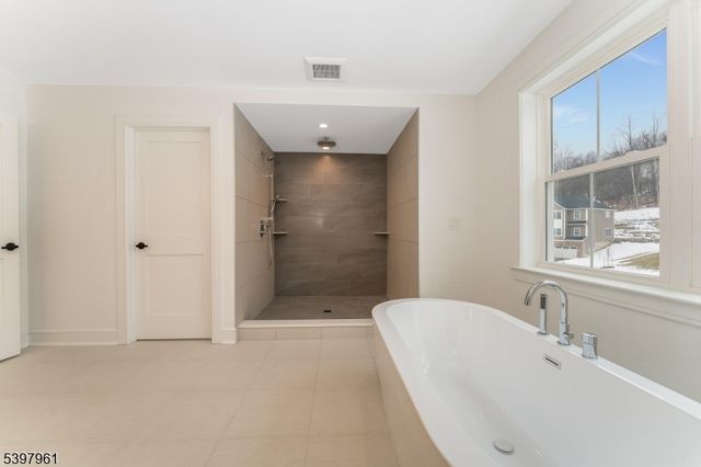 4 Spring Ct, Lopatcong Twp., NJ 08865