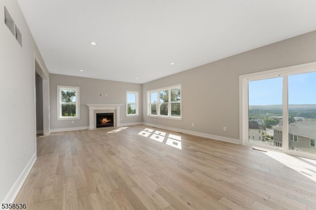 4 Spring Ct, Lopatcong Twp., NJ 08865