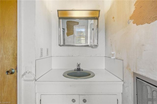 1024 Hunter Road, Lexington, NC 27295