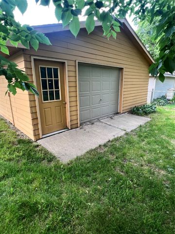 6020 NE 9th Street, Des Moines, IA 50313