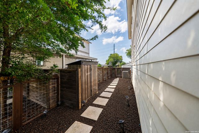 1150 N OLIVE ST, San Antonio, TX 78202