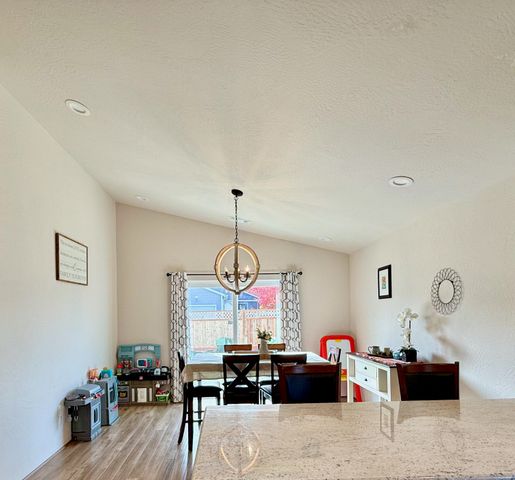 1627 S Columbus Avenue, Medford, OR 97501