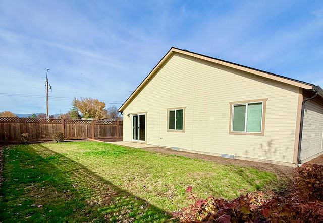 1627 S Columbus Avenue, Medford, OR 97501
