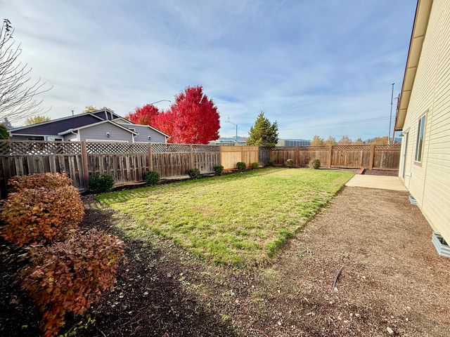 1627 S Columbus Avenue, Medford, OR 97501