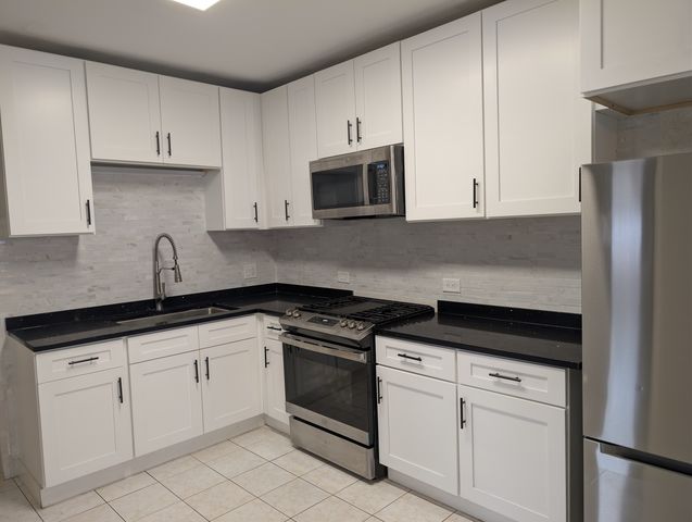 7041 W Addison Street 2R, Chicago, IL 60634