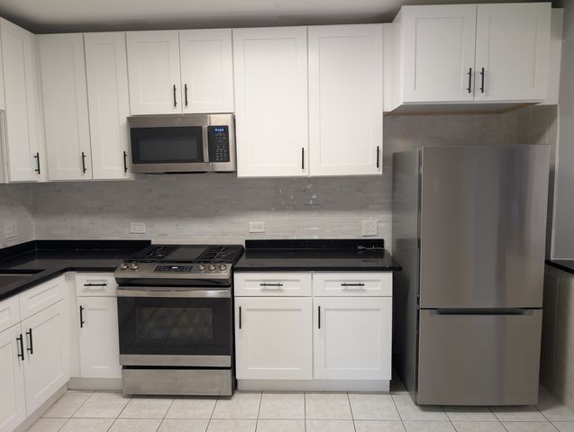 7041 W Addison Street 2R, Chicago, IL 60634