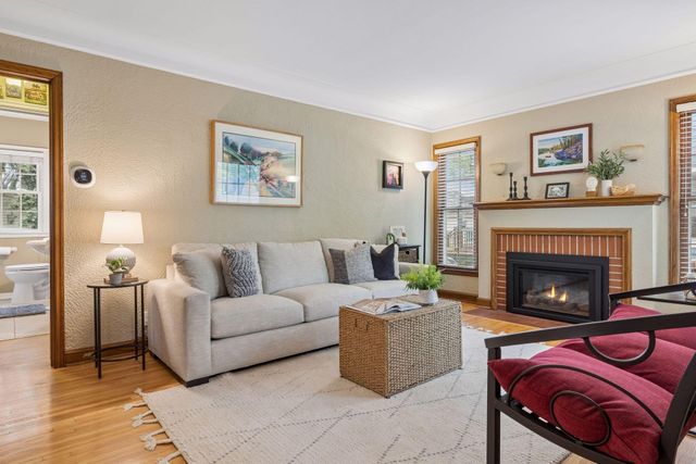 957 Hoyt Avenue W, Saint Paul, MN 55117