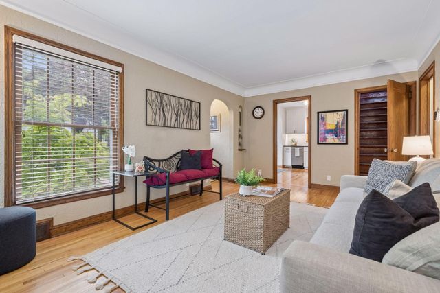 957 Hoyt Avenue W, Saint Paul, MN 55117