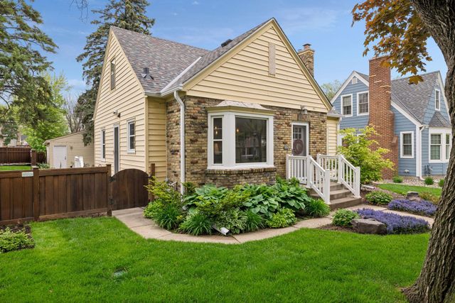957 Hoyt Avenue W, Saint Paul, MN 55117