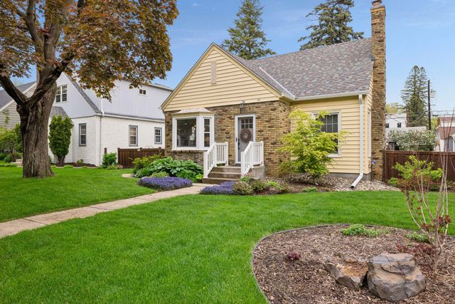 957 Hoyt Avenue W, Saint Paul, MN 55117