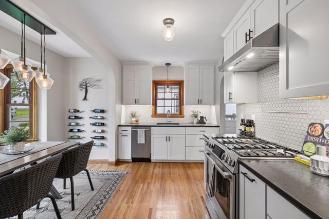 957 Hoyt Avenue W, Saint Paul, MN 55117