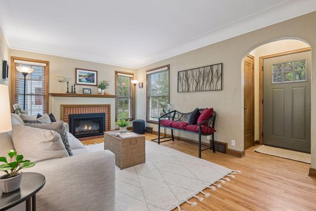 957 Hoyt Avenue W, Saint Paul, MN 55117