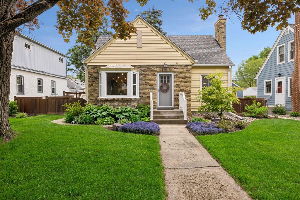 957 Hoyt Avenue W, Saint Paul, MN 55117