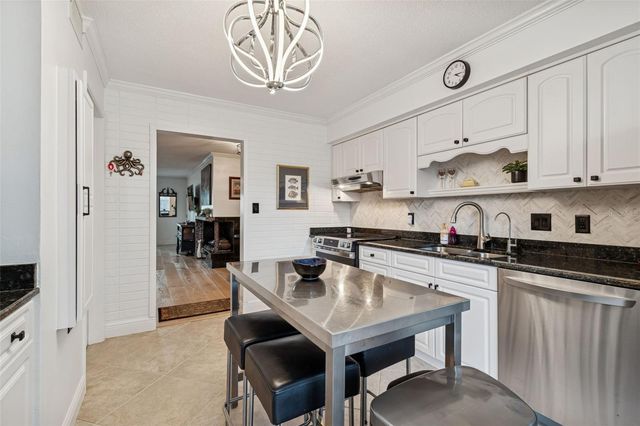 1338 SNELL ISLE BOULEVARD NE 2, St Petersburg, FL 33704