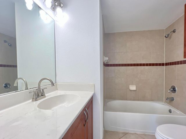 6400 EMERALD DUNES Drive 104, West Palm Beach, FL 33411