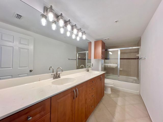 6400 EMERALD DUNES Drive 104, West Palm Beach, FL 33411