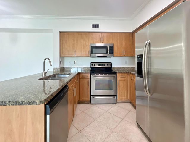 6400 EMERALD DUNES Drive 104, West Palm Beach, FL 33411