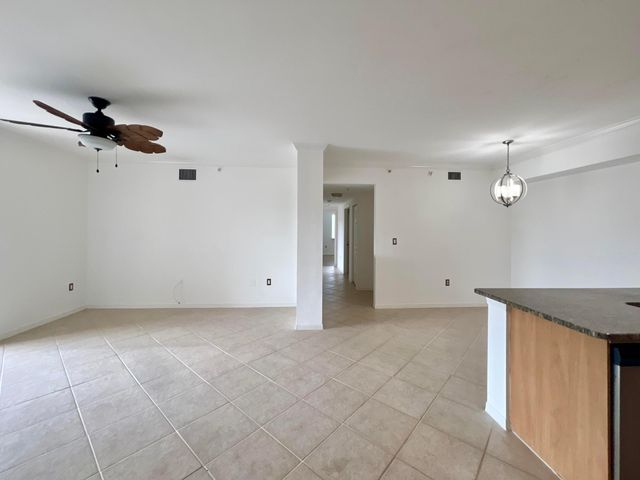6400 EMERALD DUNES Drive 104, West Palm Beach, FL 33411