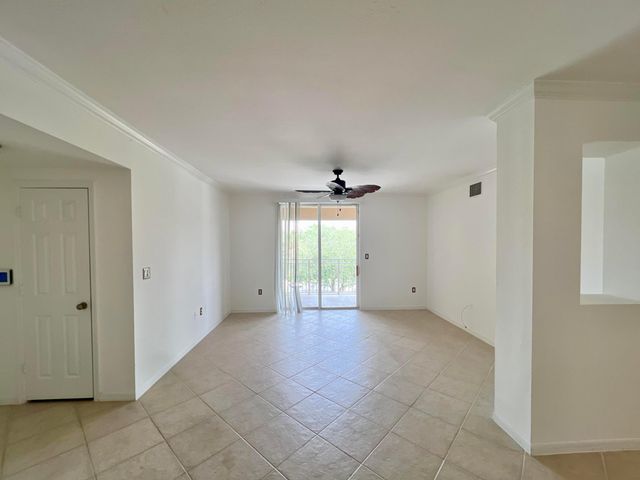 6400 EMERALD DUNES Drive 104, West Palm Beach, FL 33411