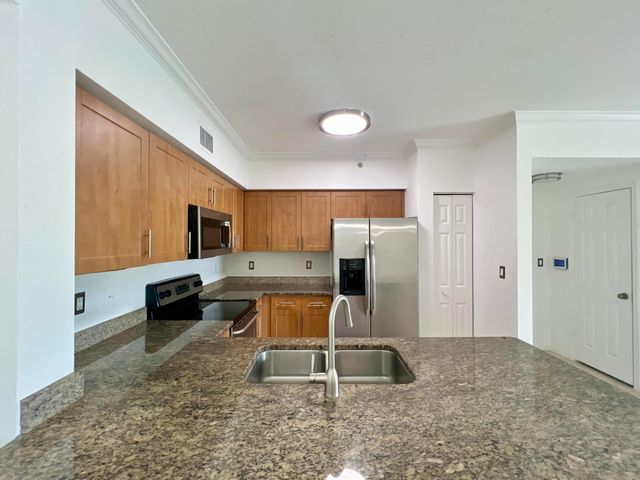 6400 EMERALD DUNES Drive 104, West Palm Beach, FL 33411