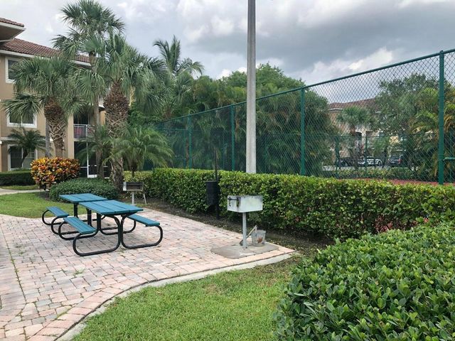 6400 EMERALD DUNES Drive 104, West Palm Beach, FL 33411