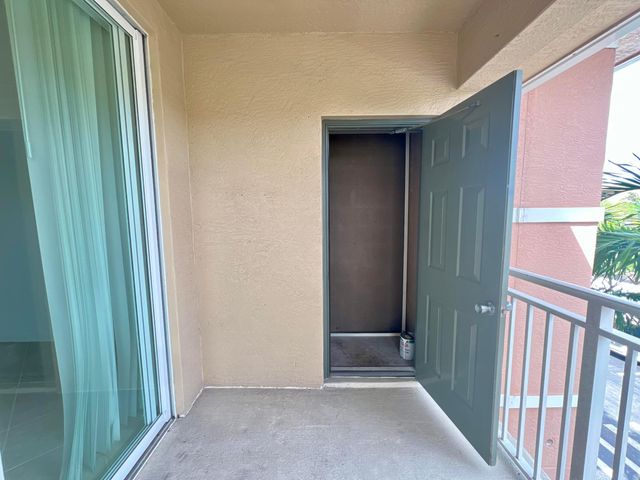 6400 EMERALD DUNES Drive 104, West Palm Beach, FL 33411