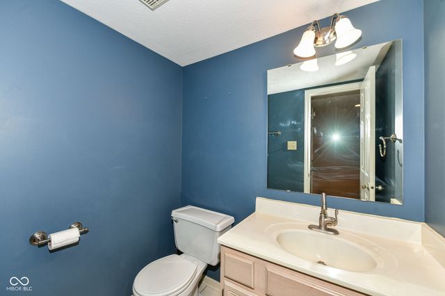 8693 Buffett Parkway, Fishers, IN 46038