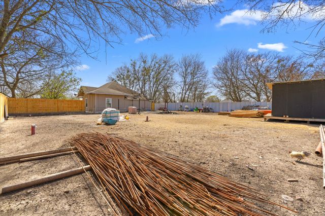 607 E 8th Street, Kemp, TX 75143