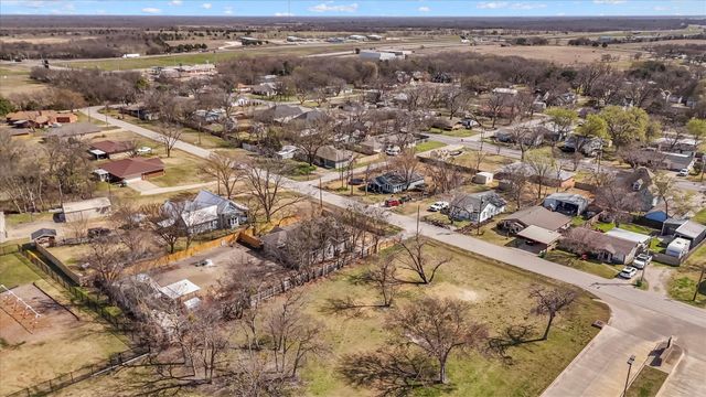 607 E 8th Street, Kemp, TX 75143