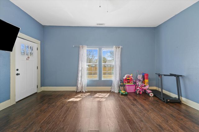 607 E 8th Street, Kemp, TX 75143