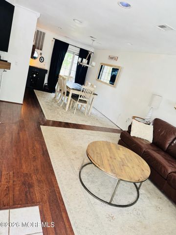 7 Horseshoe Court, Tinton Falls, NJ 07753