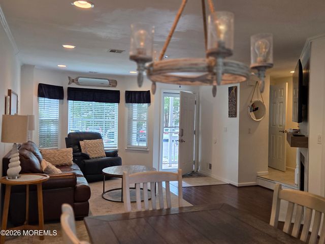 7 Horseshoe Court, Tinton Falls, NJ 07753