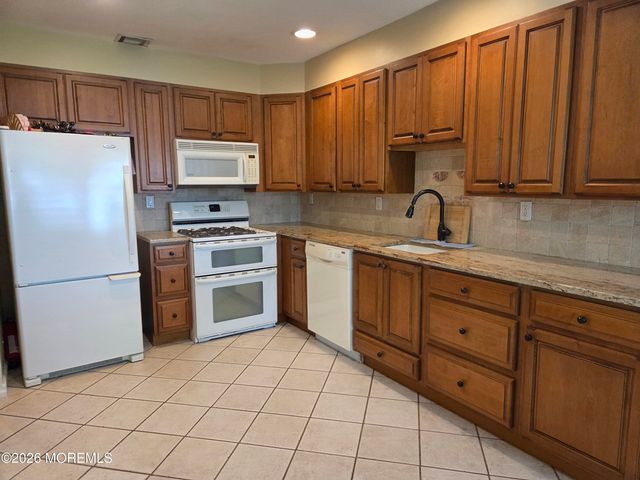 7 Horseshoe Court, Tinton Falls, NJ 07753