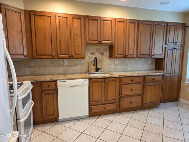 7 Horseshoe Court, Tinton Falls, NJ 07753