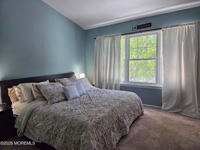 7 Horseshoe Court, Tinton Falls, NJ 07753